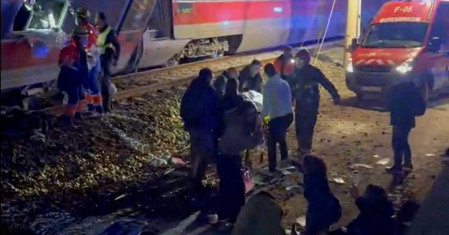 スペイン南部で高速列車脱線、少なくとも21人死亡 | ロイター