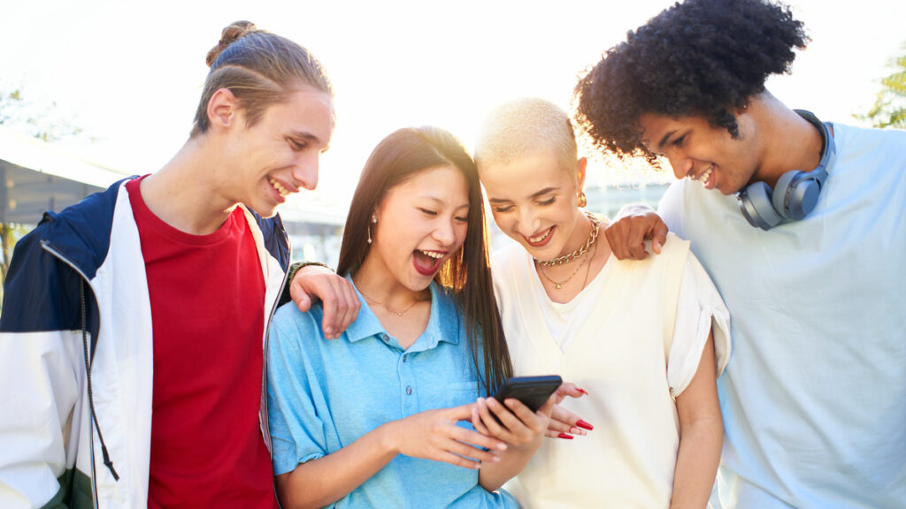 イギリスが「16歳未満SNS禁止法」を真剣に検討中、全校で携帯電話使用禁止へ - GIGAZINE