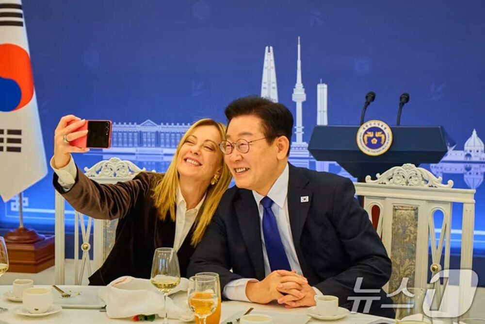 韓国・李在明大統領、メローニ伊首相に「ピンクのZフリップ」サプライズ…即席セルフィーで和やかに　写真枚　国際ニュース：AFPBB News