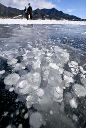 凍った糠平湖に天然の水玉模様 北海道・上士幌町 | 全国のニュース | 福井新聞ONLINE