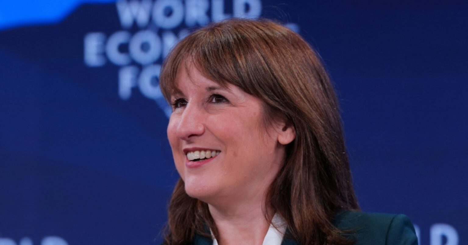 英公的部門借入額、12月は予想下回る　リーブス財務相に追い風 | ロイター