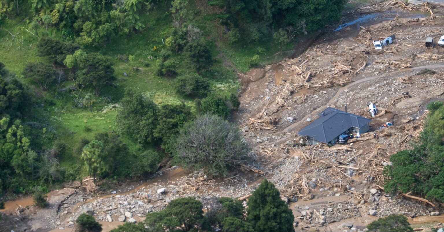 NZ北島で土砂崩れ、6人行方不明 救助活動に遅れも | ロイター NZ北島で土砂崩れ、6人行方不明 救助活動に遅れも | ロイター