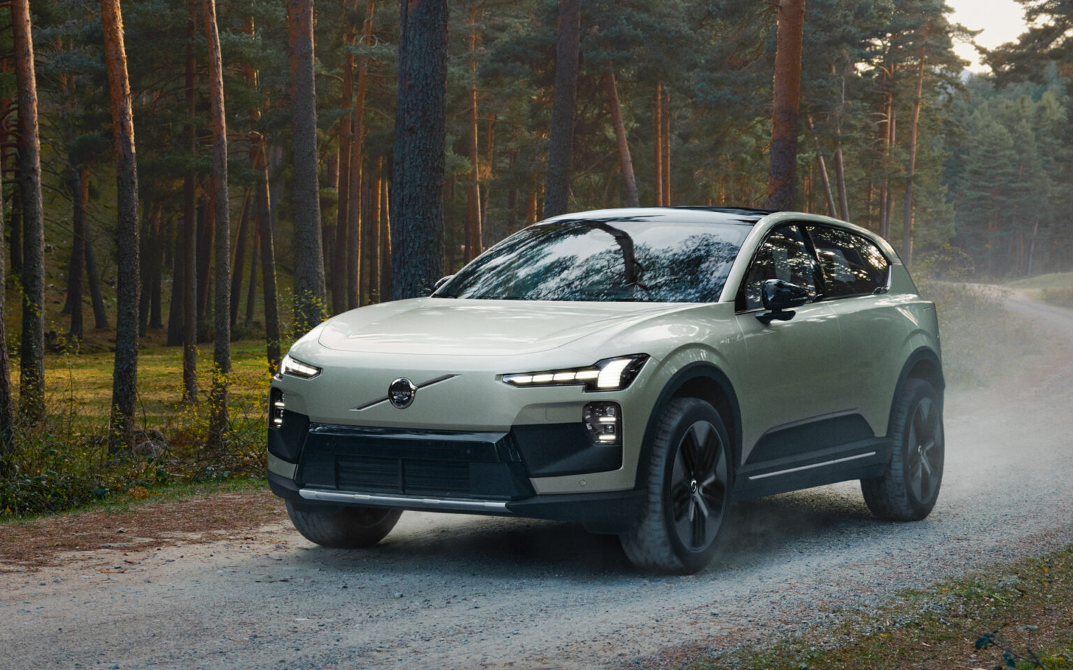 ボルボ、新型バッテリEV「EX60クロスカントリー」公開 パワートレーンは2種類のAWD仕様から選択可能 - Car Watch