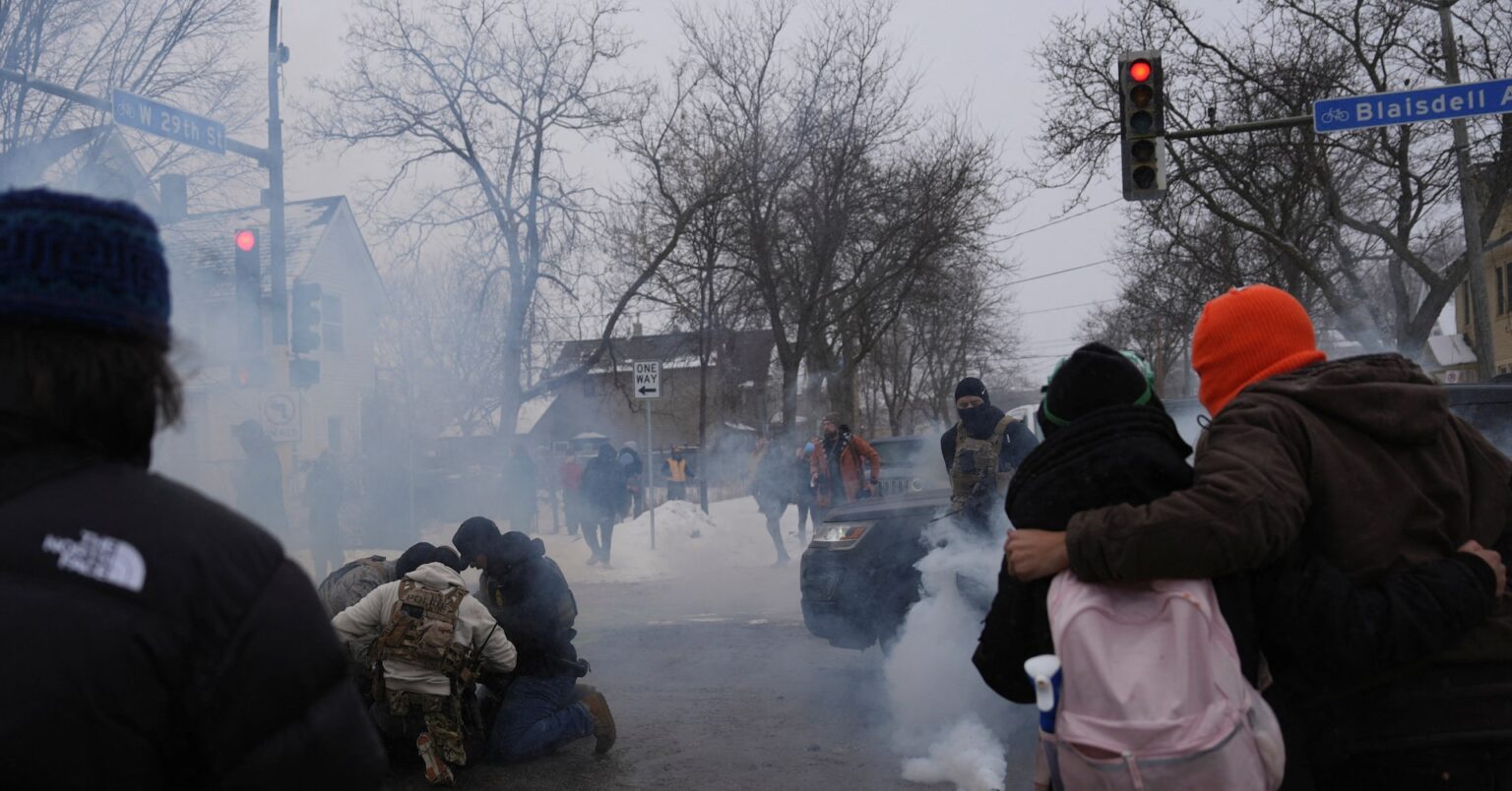 米連邦当局、ミネソタ州の教会内での反ICEデモ巡り3人逮捕 | ロイター 米連邦当局、ミネソタ州の教会内での反ICEデモ巡り3人逮捕 | ロイター