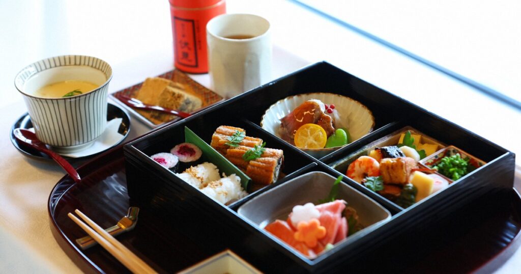 王将戦勝負めし 藤井王将は特製対局弁当 永瀬九段はそば、助六寿司 - 毎日新聞