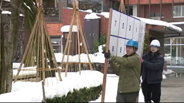 異例の短期決戦 選挙管理委員会も急ピッチ 公示４日前、ポスター掲示板を設置