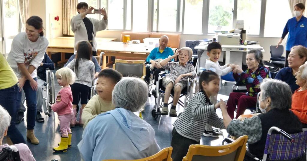 老人ホームで交流　沖縄市の英語教室