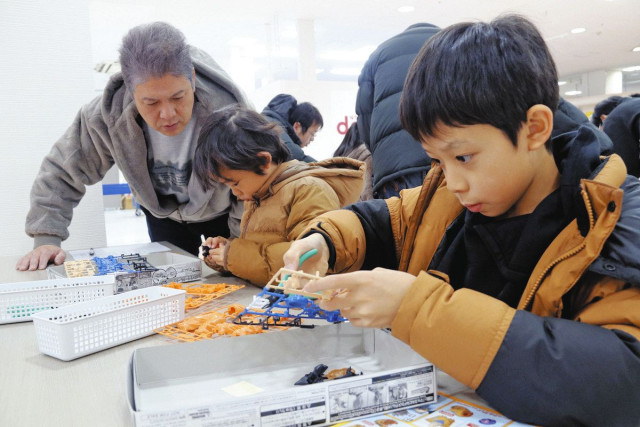 プラモ組み立て 無我夢中　加賀で園児ら体験