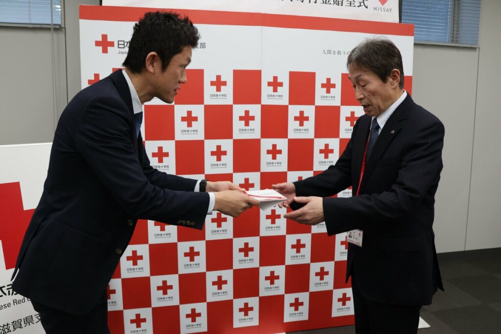 滋賀県民2万6千人の回答が寄付に 「健康増進に少しでも貢献したい」 日本生命が日赤へ贈呈｜京都新聞デジタル　京都・滋賀のニュースサイト