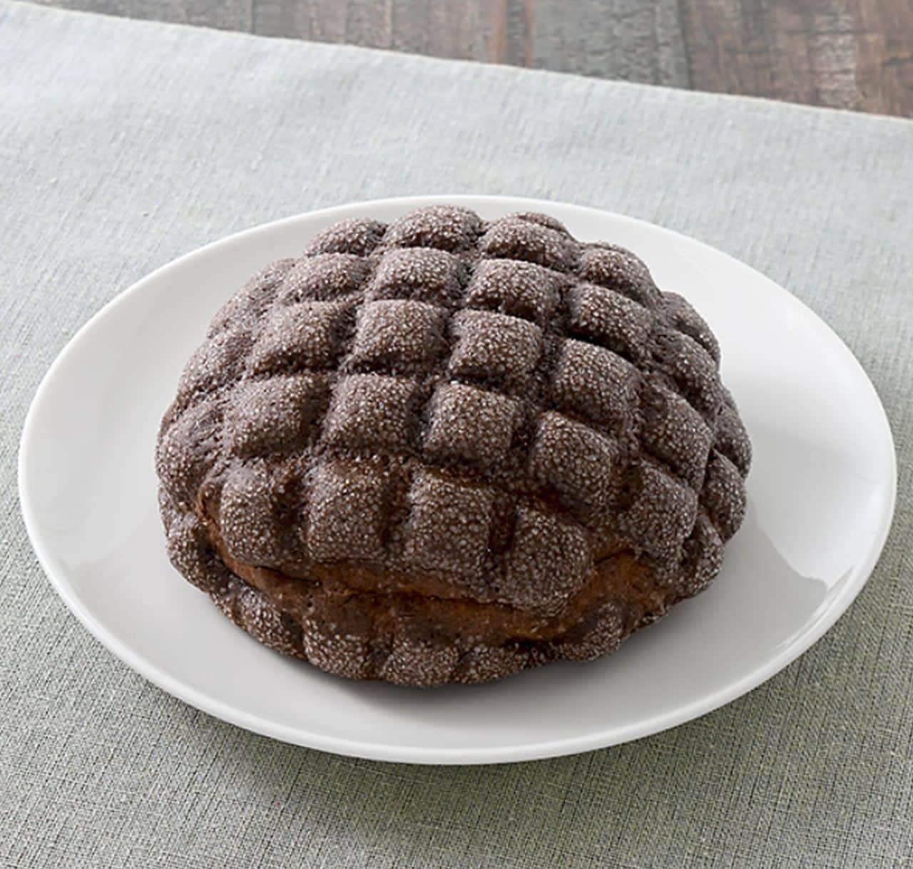 ファミリーマート「ピエール マルコリーニ監修 ヘーゼルナッツのショコラメロンパン」