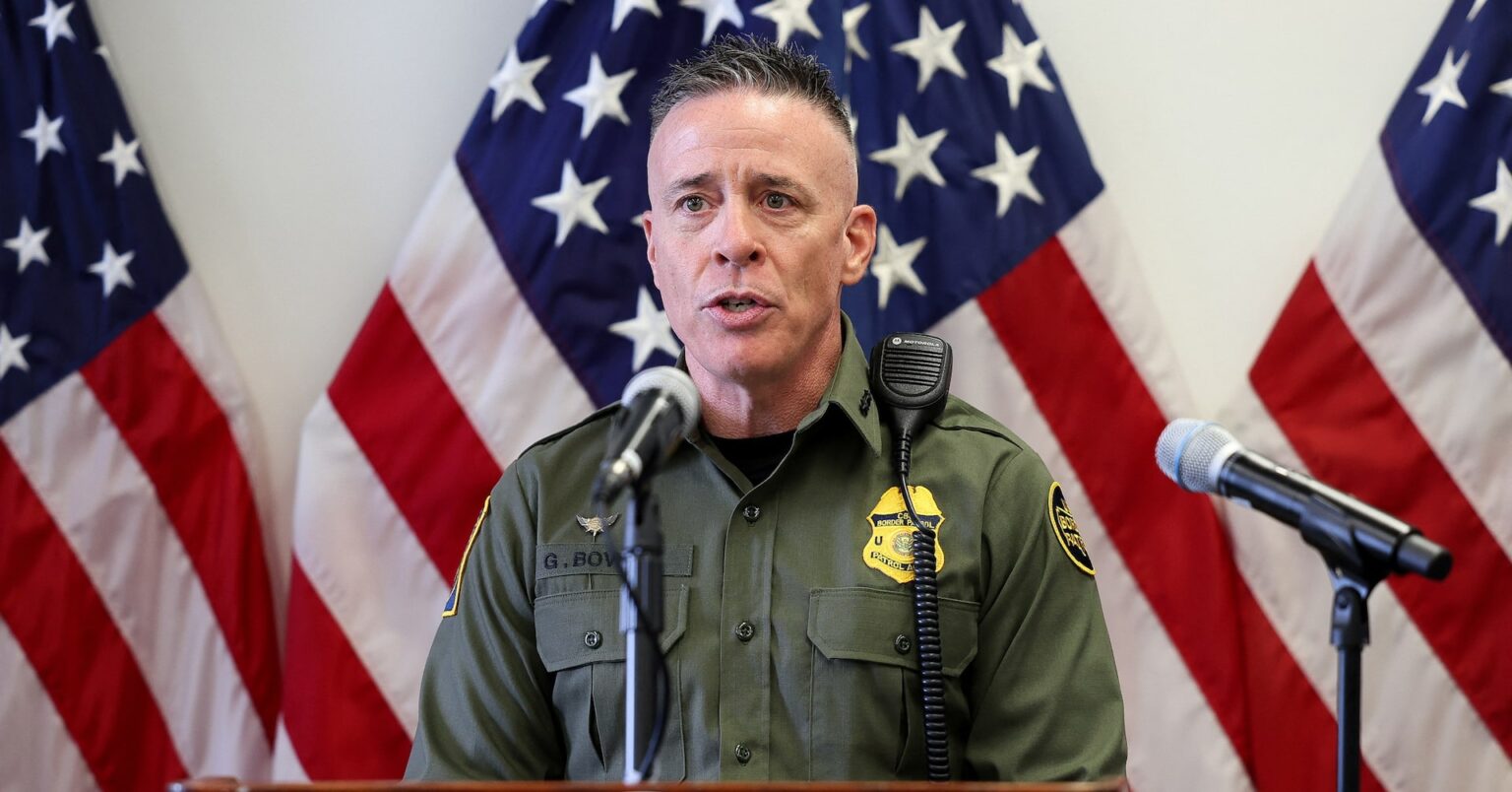 米国境警備隊のボビーノ司令官解任、米誌報道 | ロイター