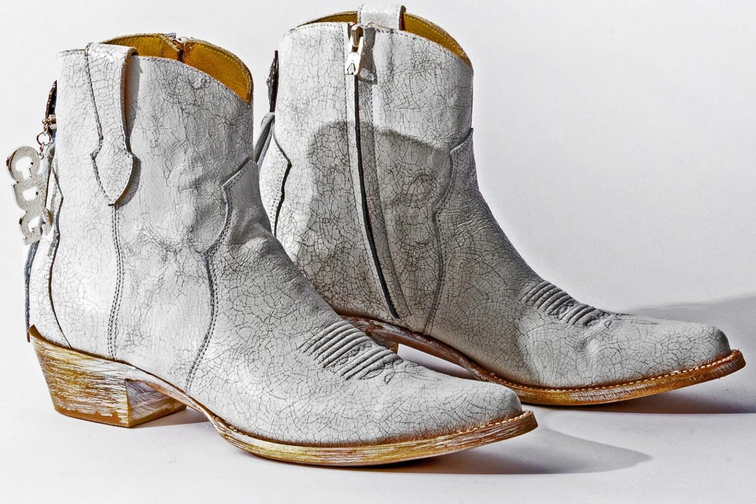 コム デ ギャルソン“CDG”チャーム付きメキシコブーツ、仏メヒカーナとコラボ - ファッションプレス