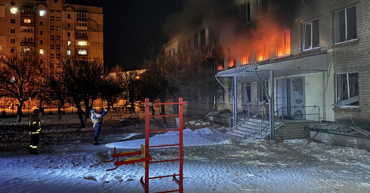 ウクライナ東部ハルキウで旅客列車にドローン攻撃、西部のエネ施設も標的 | ロイター