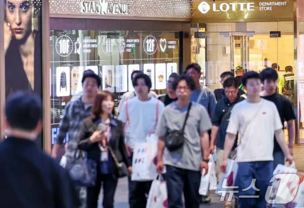 高級ブランドを買いに韓国の百貨店へ…ウォン安で外国人観光客が“ショッピングの聖地”へ　写真枚　国際ニュース：AFPBB News