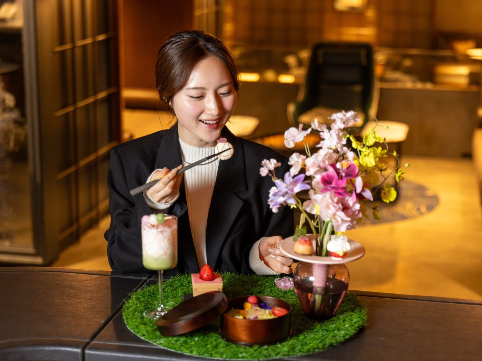 「THE LIVELY 福岡博多」の非日常空間で“わたし時間”を満喫！全12種のスイーツをひとり占めする花見アフタヌーンティーなど、春季限定カフェバーメニューが3月3日（火）より登場 | 株式会社　グローバルエージェンツのプレスリリース