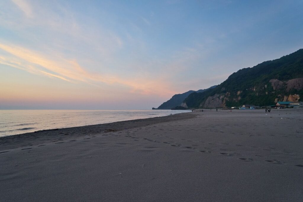 新潟県の「海上を走る高速道路」に目を疑う　衝撃的な道路の様子に思わず戦慄「マジで怖い」 | LIMO | くらしとお金の経済メディア
