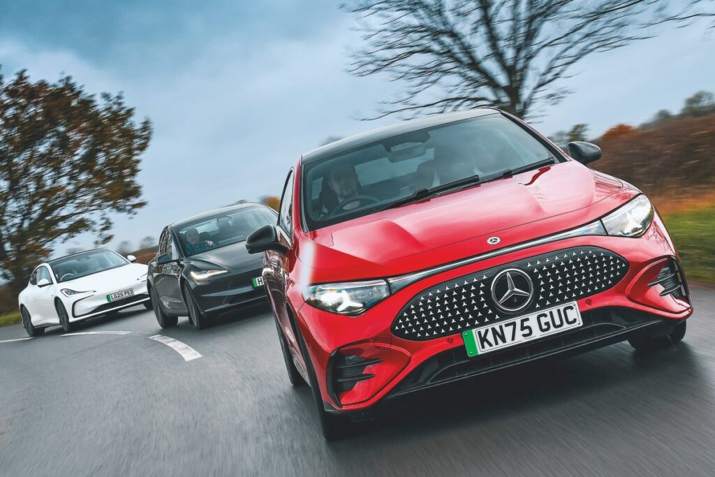 手前からメルセデス・ベンツCLA 250+ ウィズEQテクノロジー AMGライン・プレミアムエディション、テスラ・モデル3 デュアルモーター・ロングレンジ、MG IM5 100 ロングレンジ。