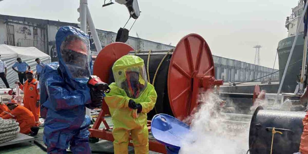 海上保安庁とインド沿岸警備隊、ムンバイ港で危険・有害物質対応の連携訓練を実施　ケミカルタンカーからのアンモニア漏洩を想定 | フネコ - Funeco