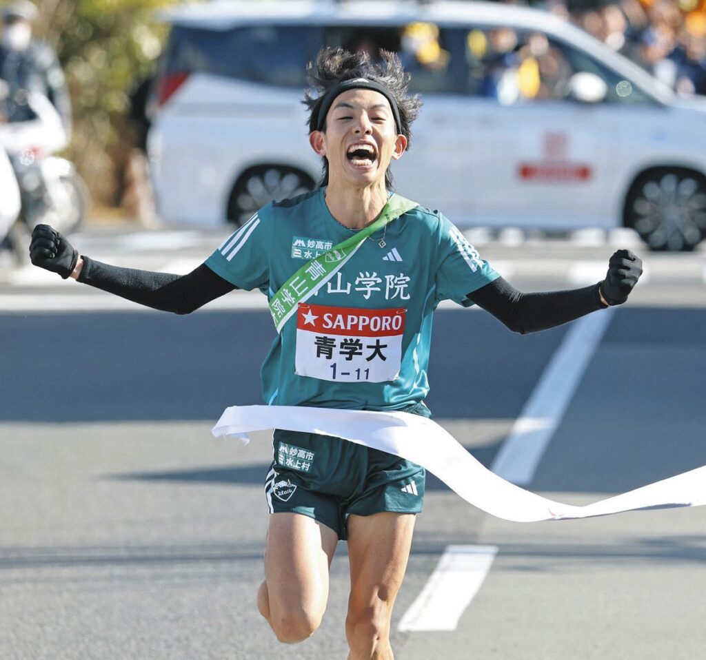 青山学院大・原晋監督が絶叫「シン・山の神、誕生です!」最大3分24秒差をひっくり返して往路優勝に導いた黒田朝日を絶賛【箱根駅伝】 – 中日新聞Web 往路1位でゴールする青学大の黒田朝日