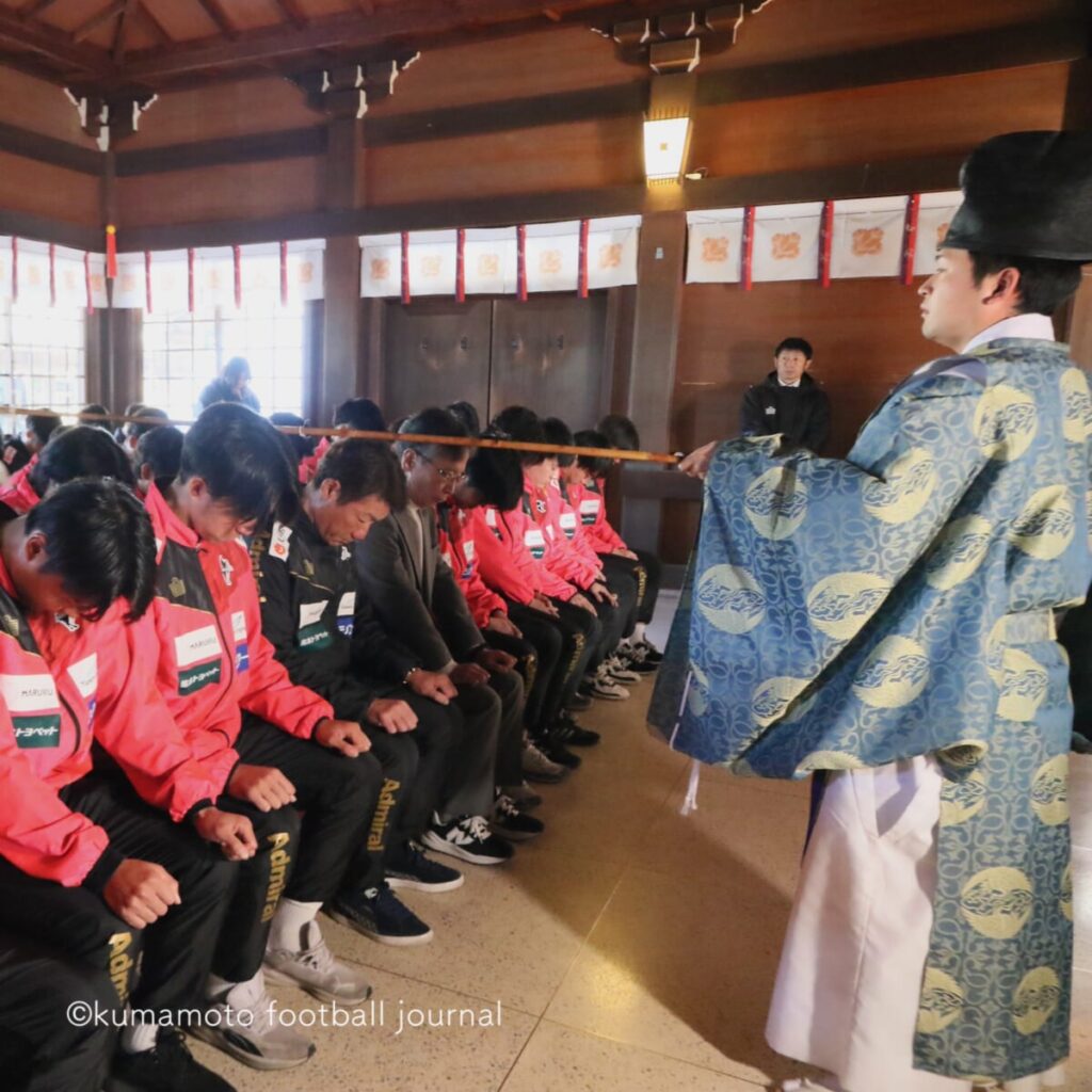【TOPICS】開幕を控え、選手、スタッフらが健軍神社で必勝祈願 : kumamoto Football Journal