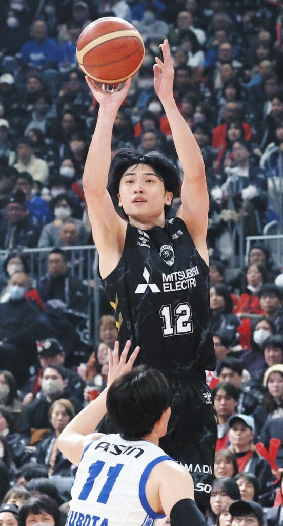 名古屋Ｄ－三河　第２クオーター、３点シュートを決める名古屋Ｄ・中東泰斗