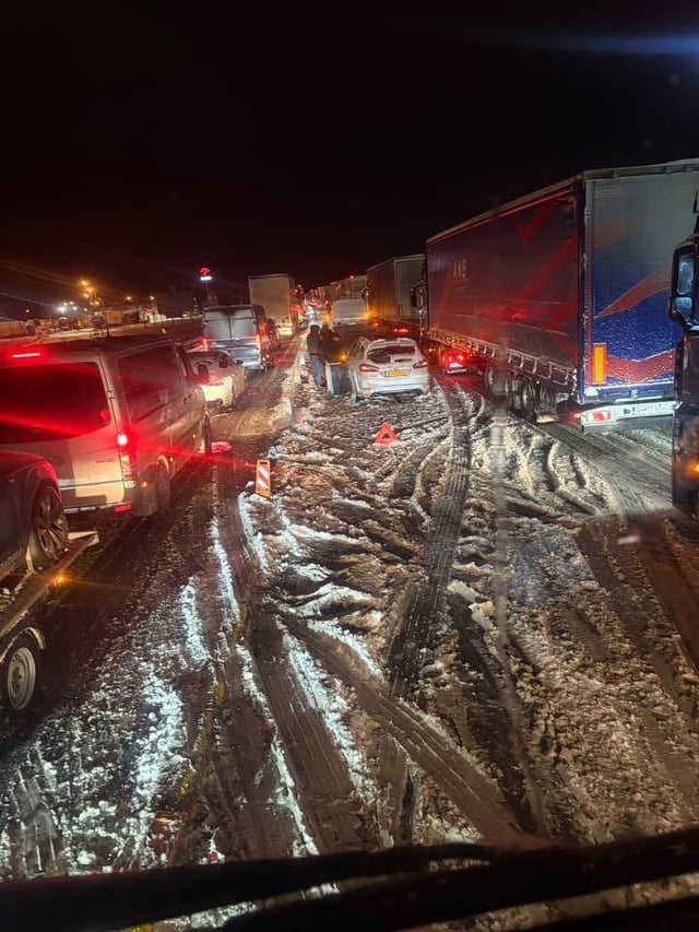 M1高速道路。ヤノシュ・ラザールさん、冬に備えていましたが、雪は予想していませんでしたね?これが私たちが毎月多くの料金を払っていることなのでしょうか？