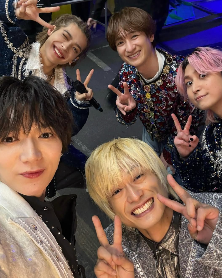 七五三掛龍也、カウコンのシャッフルメドレーで「噂のキッス」歌唱　共演4名との集合ショットも公開 | 話題の投稿 | スポーツブル (スポブル)