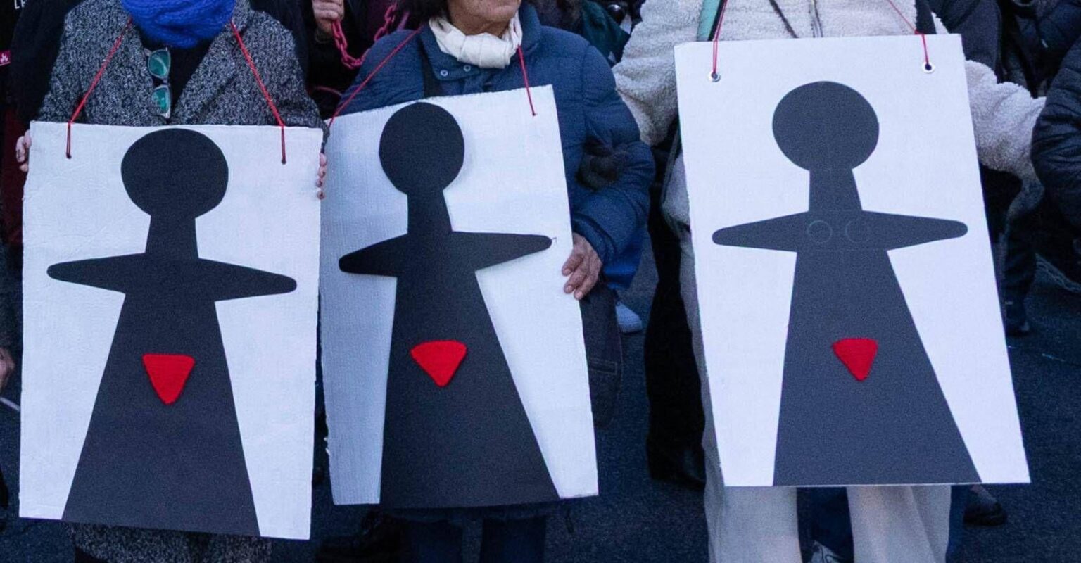 内務省のデータによると、2025 年には殺人事件 (-15%) と女性殺人事件 (-18%) が減少すると予想されています