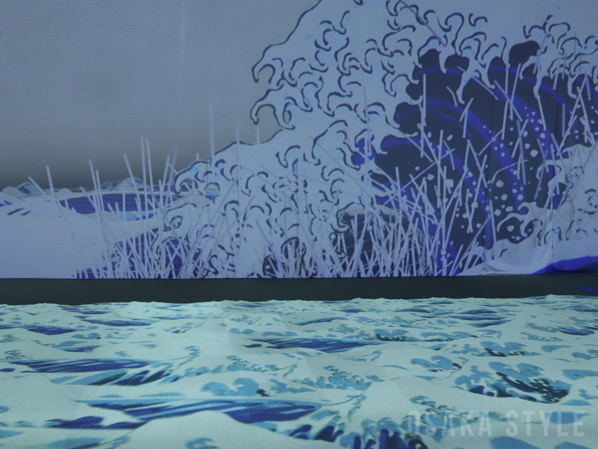大迫力の水の表現を体感する藍色の世界
