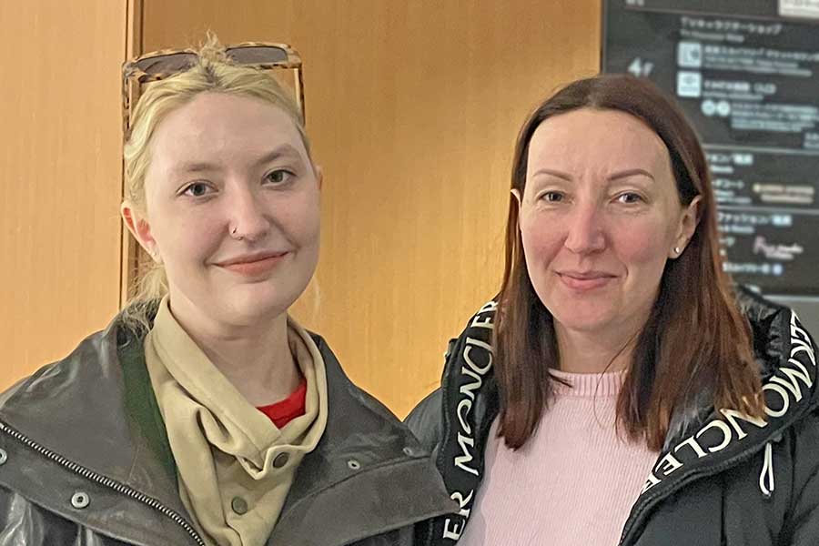 ロシア人の（左から）リサさんとダリアさん母娘【写真：Hint-Pot編集部】