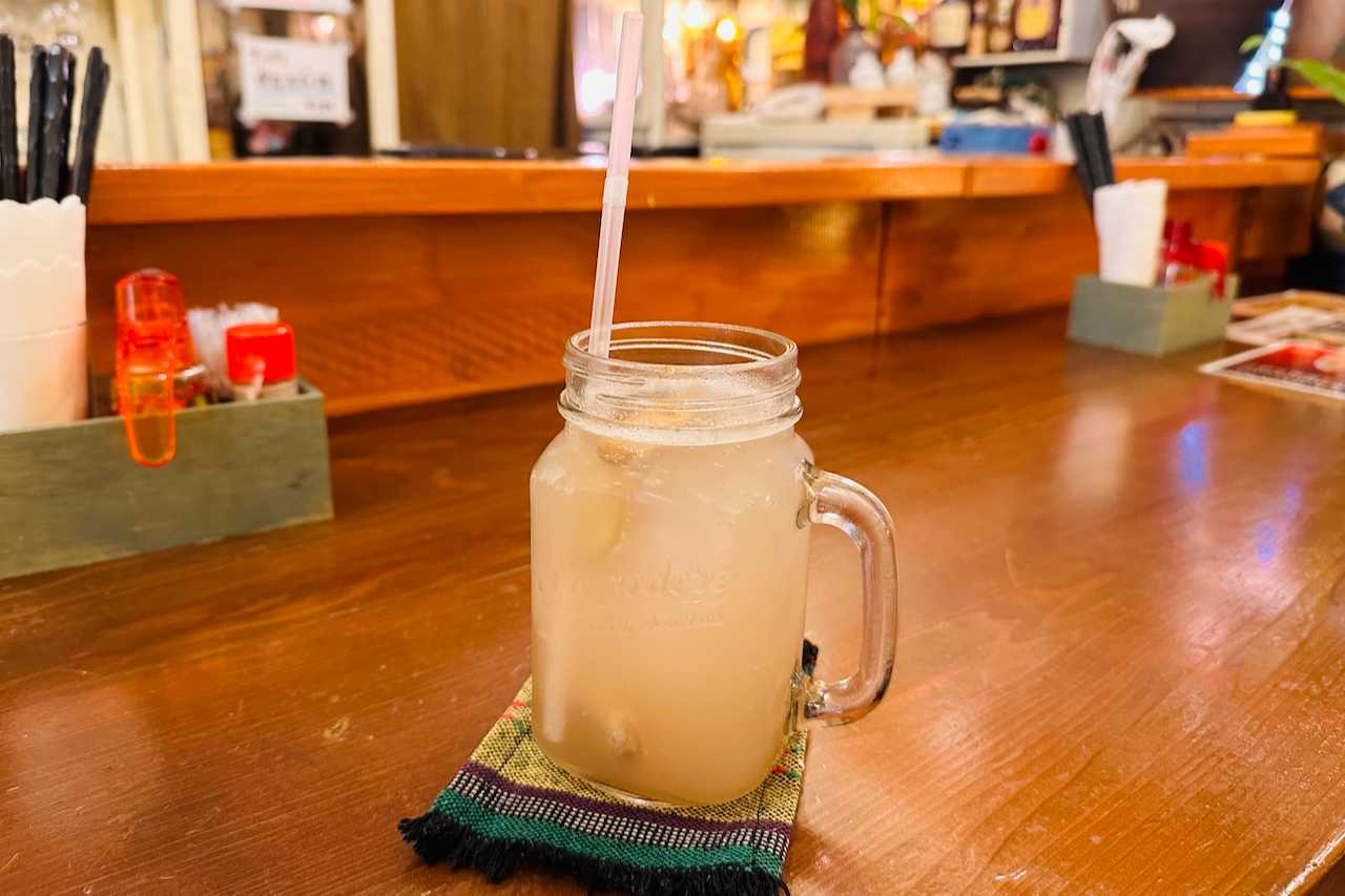 沖縄そばとレトロな魅力があふれる観光グルメスポット「りんくる食堂」（北谷町）