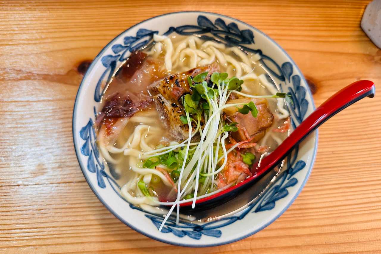 海がすぐそば！沖縄そば屋「町小（まちぐゎぁ）」は沖縄南部の隠れたグルメスポット（糸満市）
