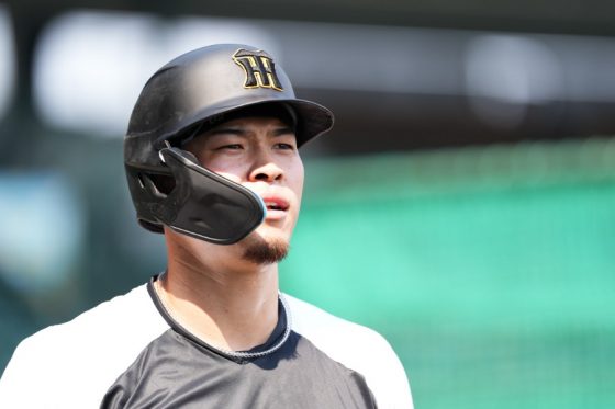 佐藤輝明が衝撃の"激変"　沖縄入りで…ファンが感じた違和感「剃ったの?!」「ちっちゃく見える」 | Full-Count