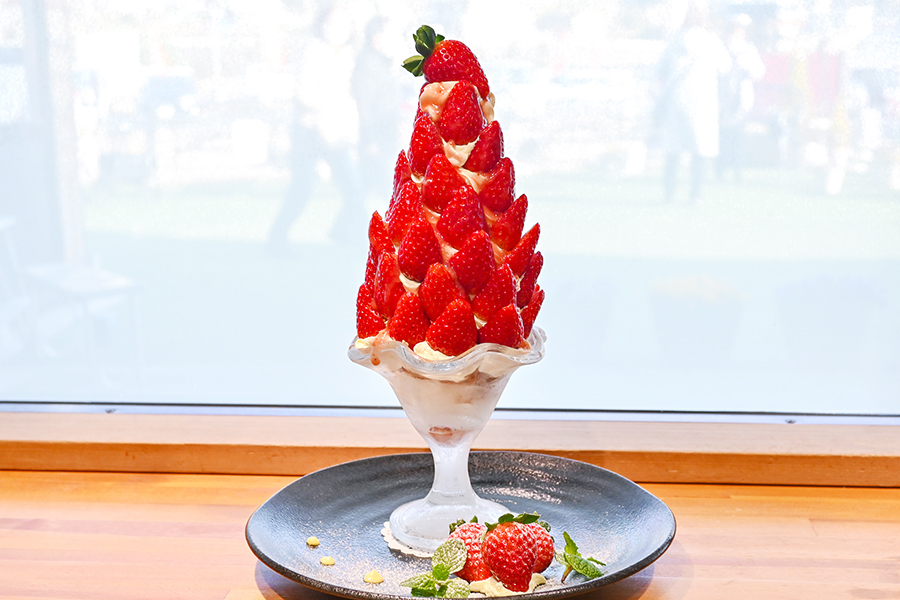 約30粒の古都華！ 奈良・道の駅の「巨大いちごパフェ」が今年も | Lmaga.jp