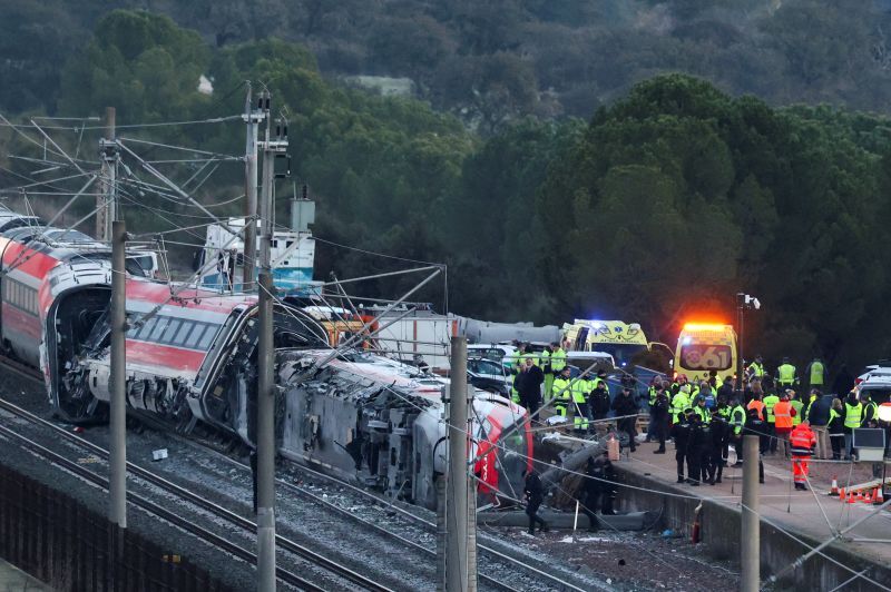 スペイン高速鉄道脱線事故、40人死亡 これまでに分かっていること – CNN.co.jp スペイン高速鉄道脱線事故、40人死亡 これまでに分かっていること - CNN.co.jp