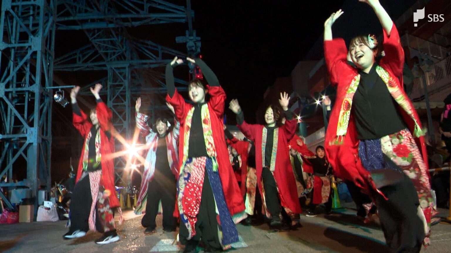 「今年は遊びまくってとても楽しかった」約300人が「港かっぽれ」踊る 約500発の花火も 清水港で毎年恒例のカウントダウンイベント=静岡（静岡放送（SBS）） - Yahoo!ニュース