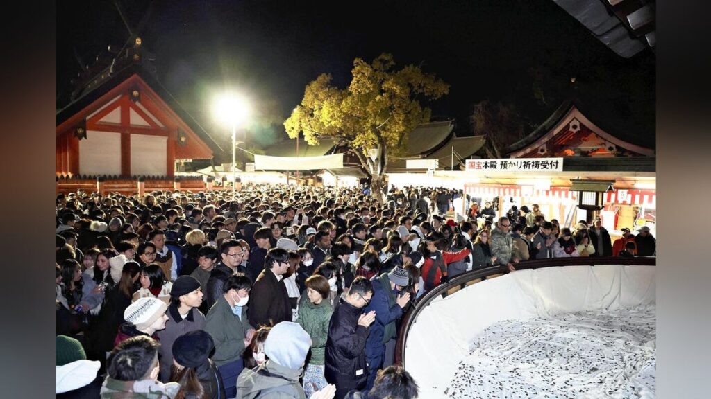 住吉大社、大勢の初詣参拝客でにぎわい…神事に登場の白馬「白雪号」を境内でお披露目 - 読売新聞オンライン