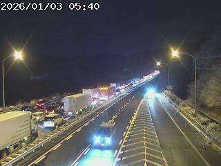 山陽道・広島岩国道路で複数車両が立ち往生 「ノーマルタイヤでスタックした」と110番 続く通行止め（中国新聞デジタル） - Yahoo!ニュース