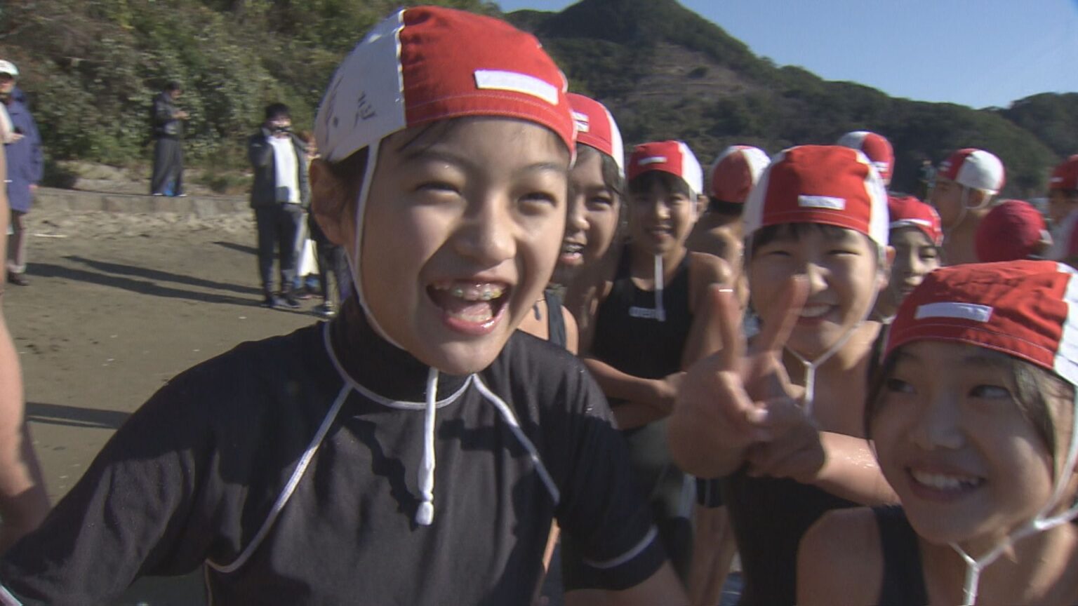 気温6度で寒中水泳 　通称「ねずみ島」で6才から80才の50人が無病息災ねがう（NBC長崎放送） - Yahoo!ニュース