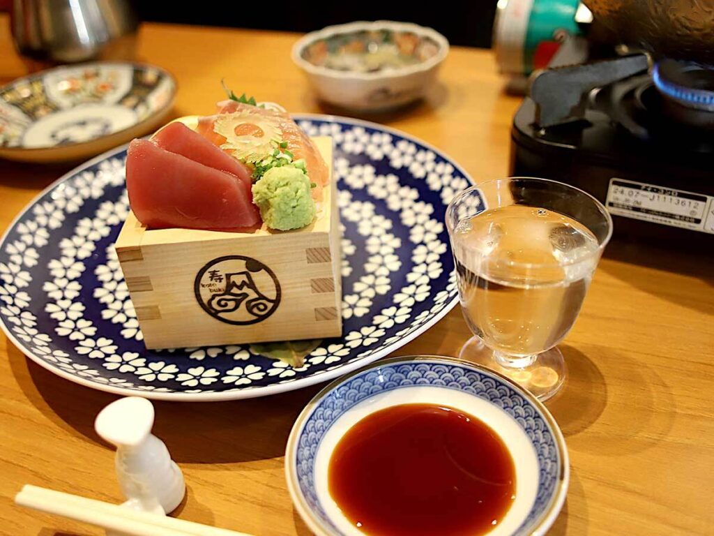【大阪】日本酒飲み放題が480円と格安！ 『日本酒バル ほのか』で40種の地酒と痛風鍋をいただく（食楽web） - Yahoo!ニュース