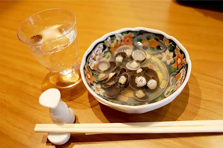 お通しのしじみ汁 528円