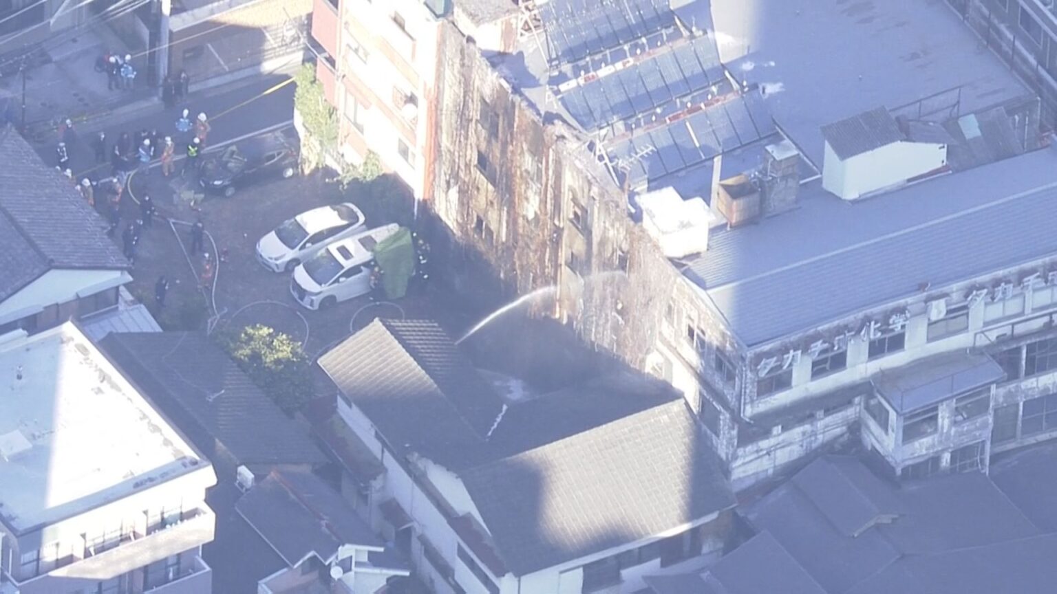 東京・渋谷区広尾で火事　工場の外壁と隣接した駐車場のワンボックスカーが燃える　火元はワンボックスカーか 車内に燃えた形跡　警視庁（TBS NEWS DIG Powered by JNN）