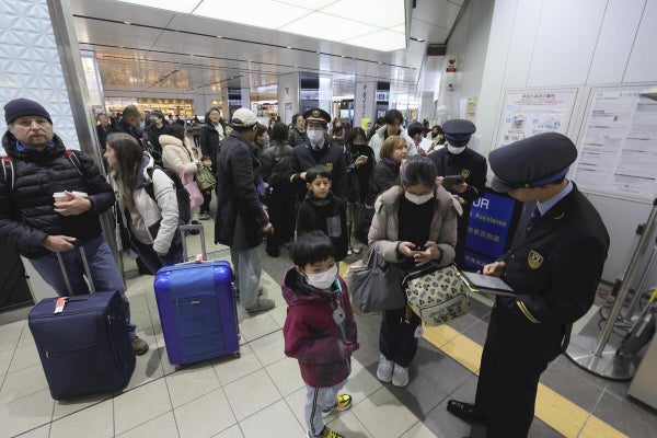 地震の影響で混雑するＪＲ広島駅（６日午前１１時１８分）＝渡辺恭晃撮影