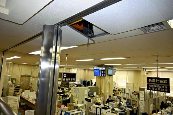 地震の揺れでパネルの一部が外れた鳥取県米子市役所１階の天井（６日午後０時３５分、米子市で）