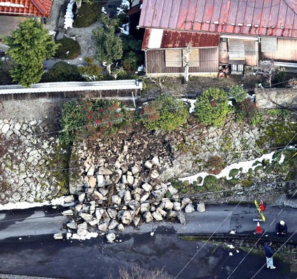 地震の影響で崩れた石垣（６日午後２時４５分、鳥取県伯耆町で、本社ヘリから）＝大塚直樹撮影