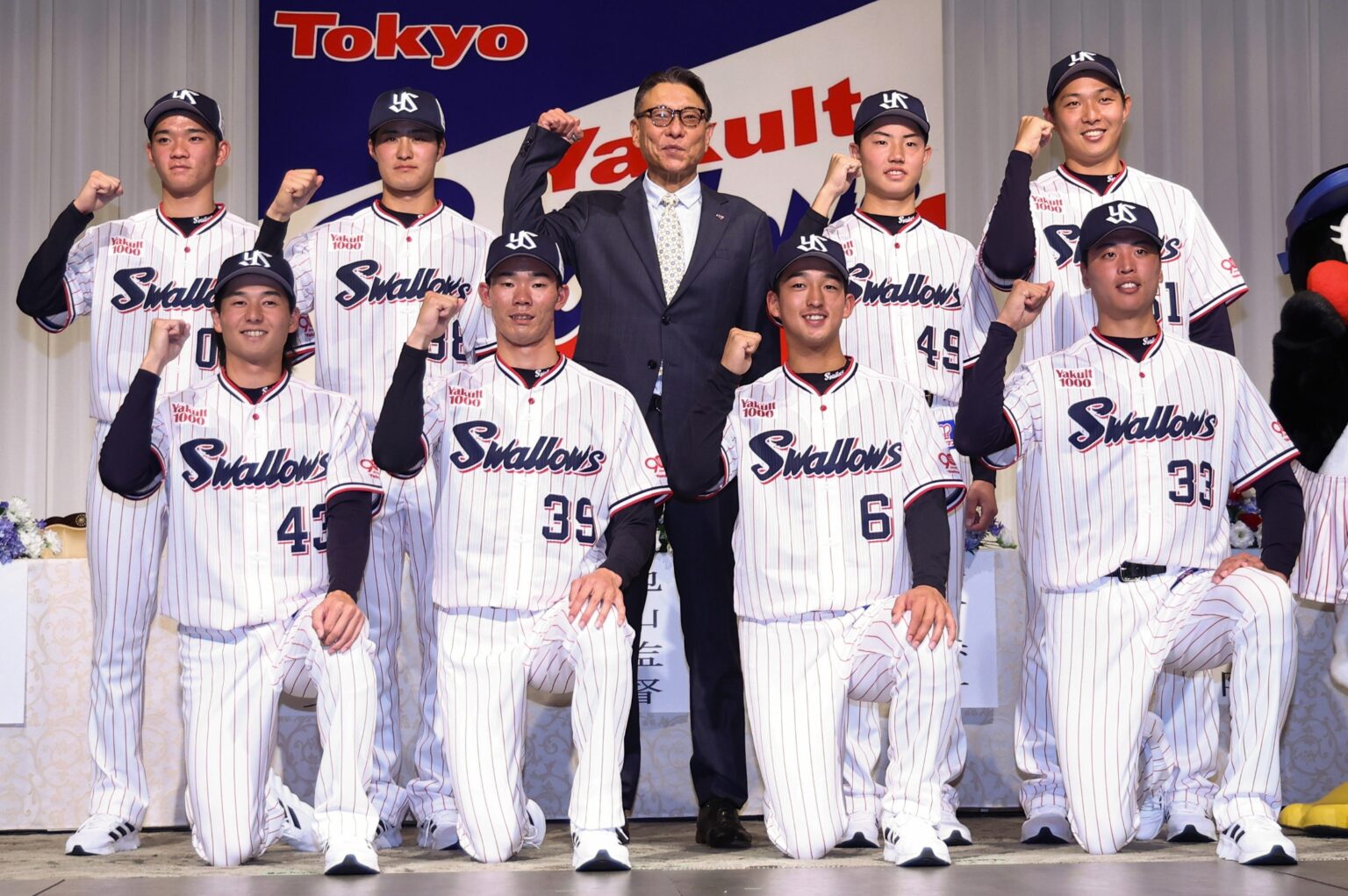 ヤクルトのルーキー松川、闘病中の祖母が手編みした「つば九郎」と寮入り⇨手作りの編みぐるみに「愛を感じる」と反響続々 - Yahoo!ニュース