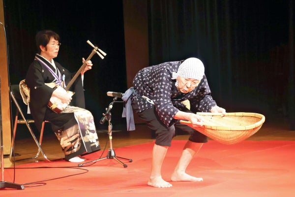 「どじょうすくい踊り」を披露する出演者（島根県安来市で）