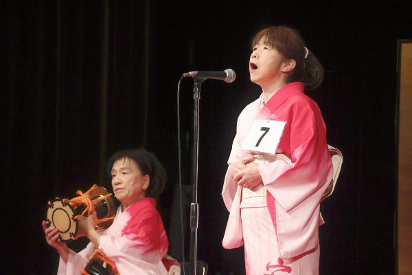 安来節を披露する出演者（島根県安来市で）