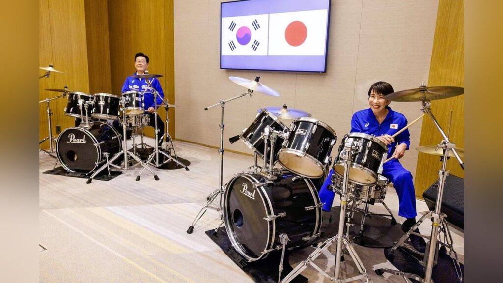 高市首相、趣味のドラム演奏で李大統領と「サプライズ共演」…ＢＴＳの「Ｄｙｎａｍｉｔｅ」など演奏 - 読売新聞オンライン