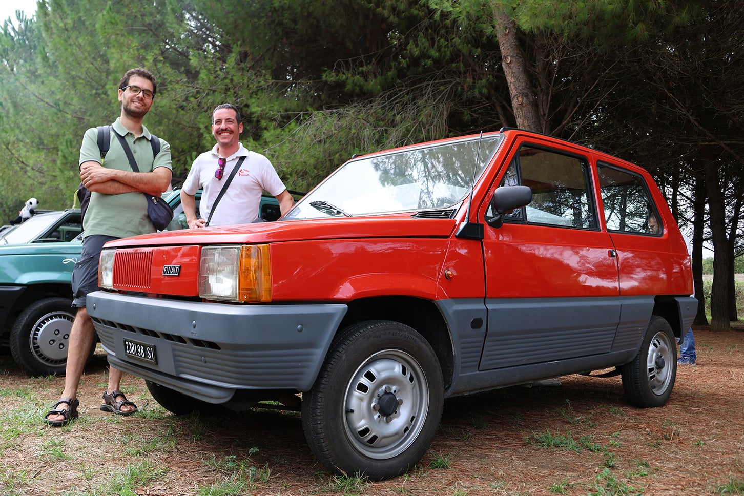 今日きわめて希少な初代30型。エンジンはフィアット126の空冷２気筒である。脇に立つのは元オーナーのダリオさん（左）と、現所有者のアンドレアさん（右）。